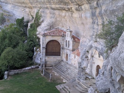 Cueva ermita de San Bernabe.jpg